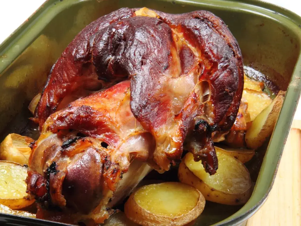 Golonka piekąca się w piekarniku w naczyniu żaroodpornym