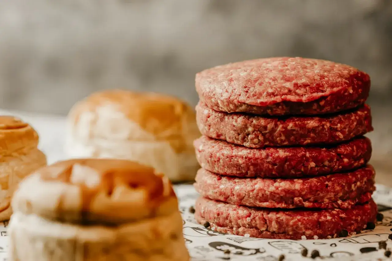 surowe mięso na burgery