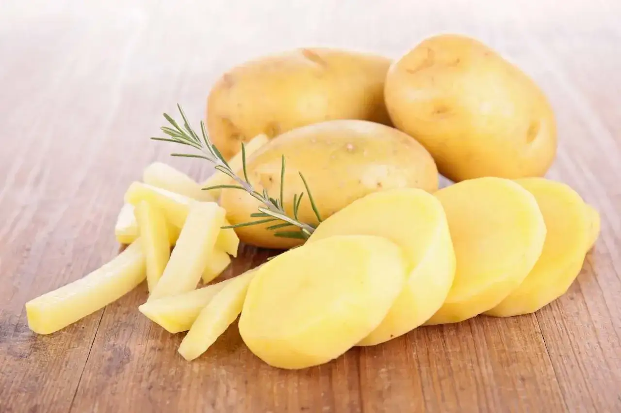 Ziemniaki pokrojone w słupki i plastry, gotowe do smażenia. Oto jak pokroić ziemniaki na frytki, by były idealne.