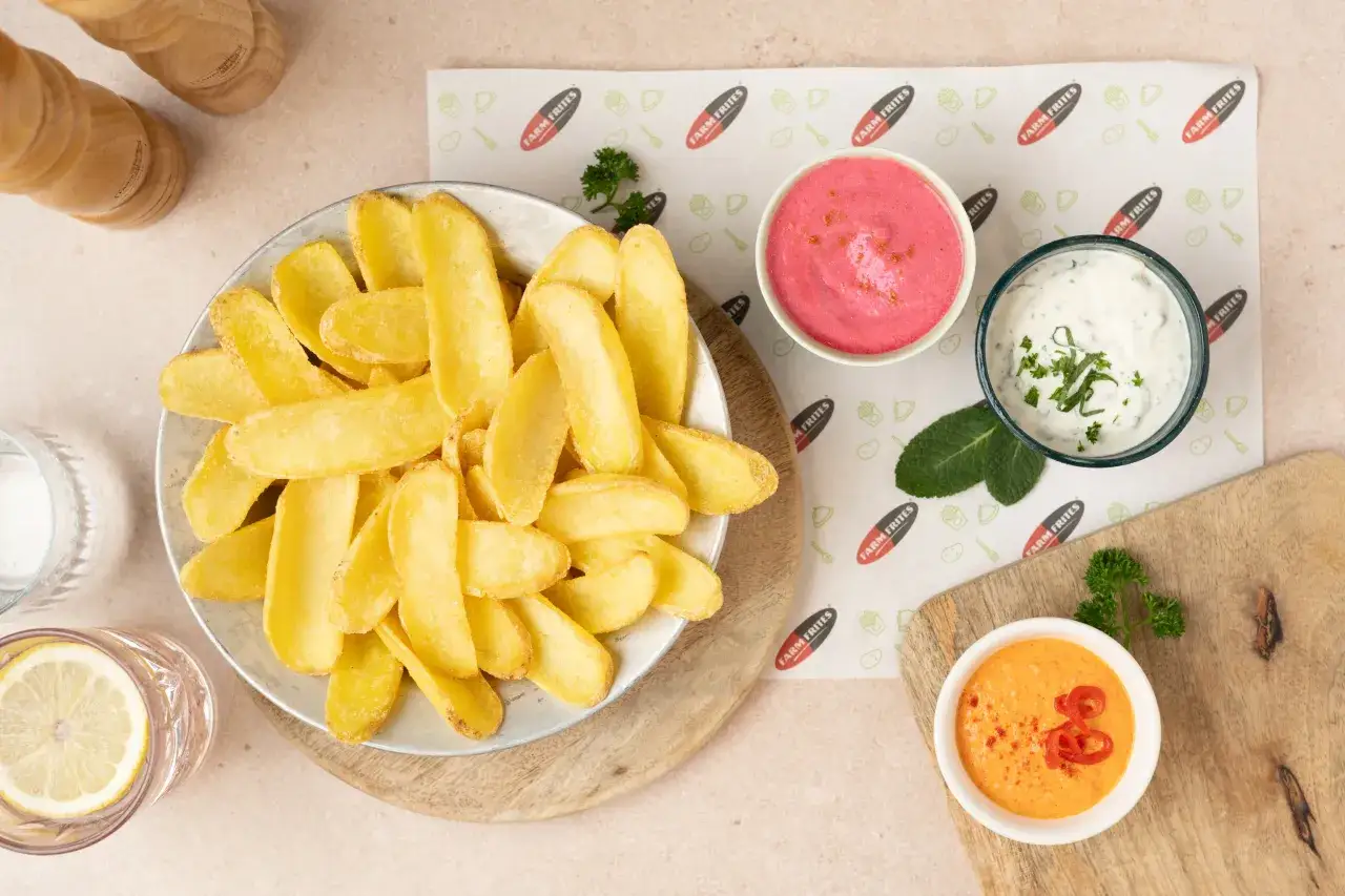 Frytki z r&oacute;żnymi sosami i dipami