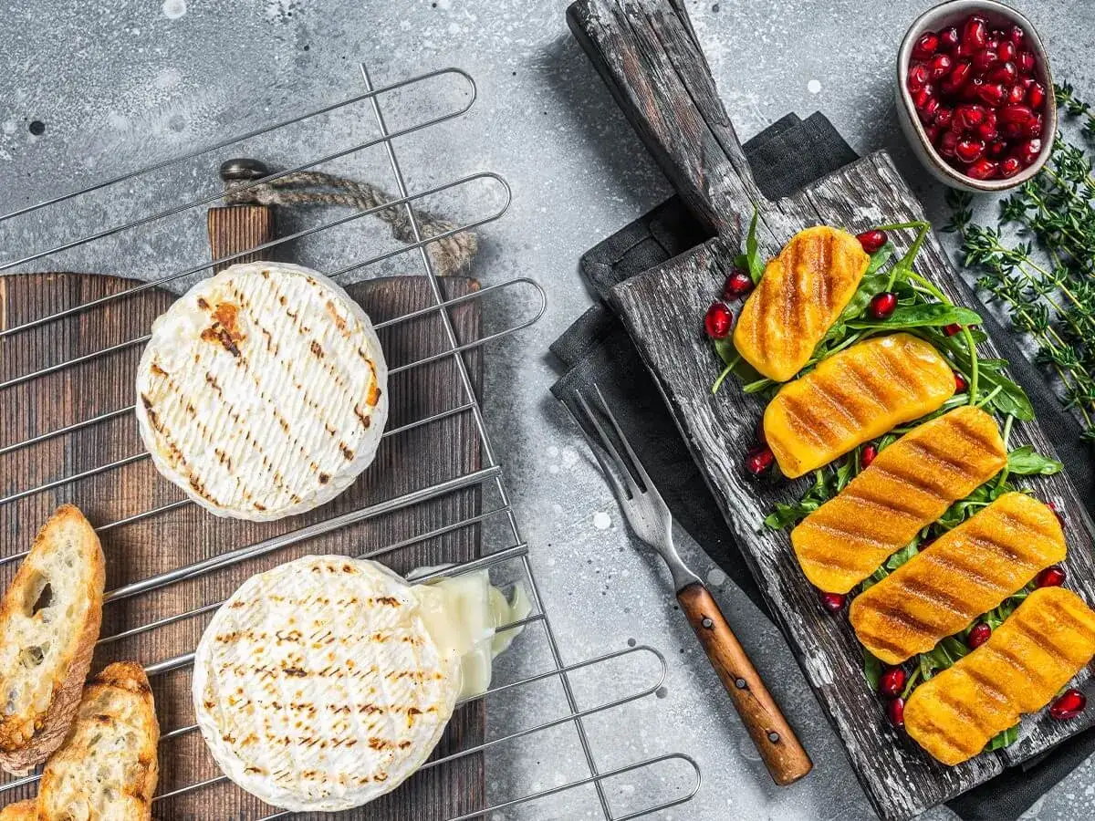 Grillowany ser pleśniowy i halloumi z dodatkami na desce.