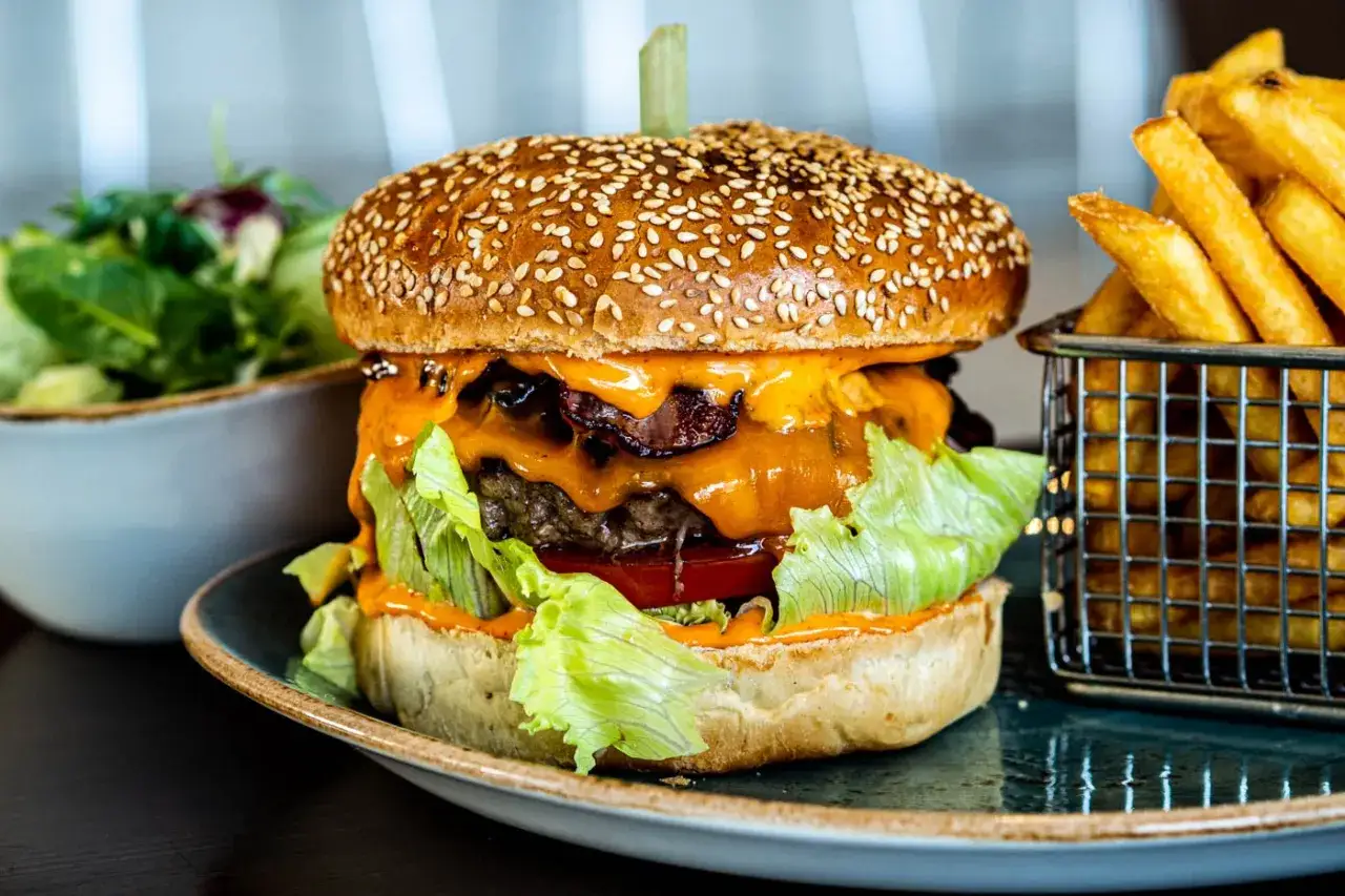 Burger rozłożony na składniki