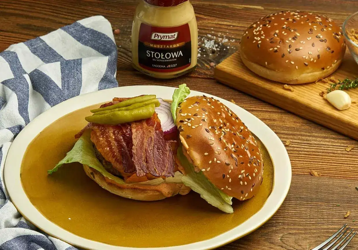 Domowy burger wołowy na tle kupnego, r&oacute;żnice w smaku