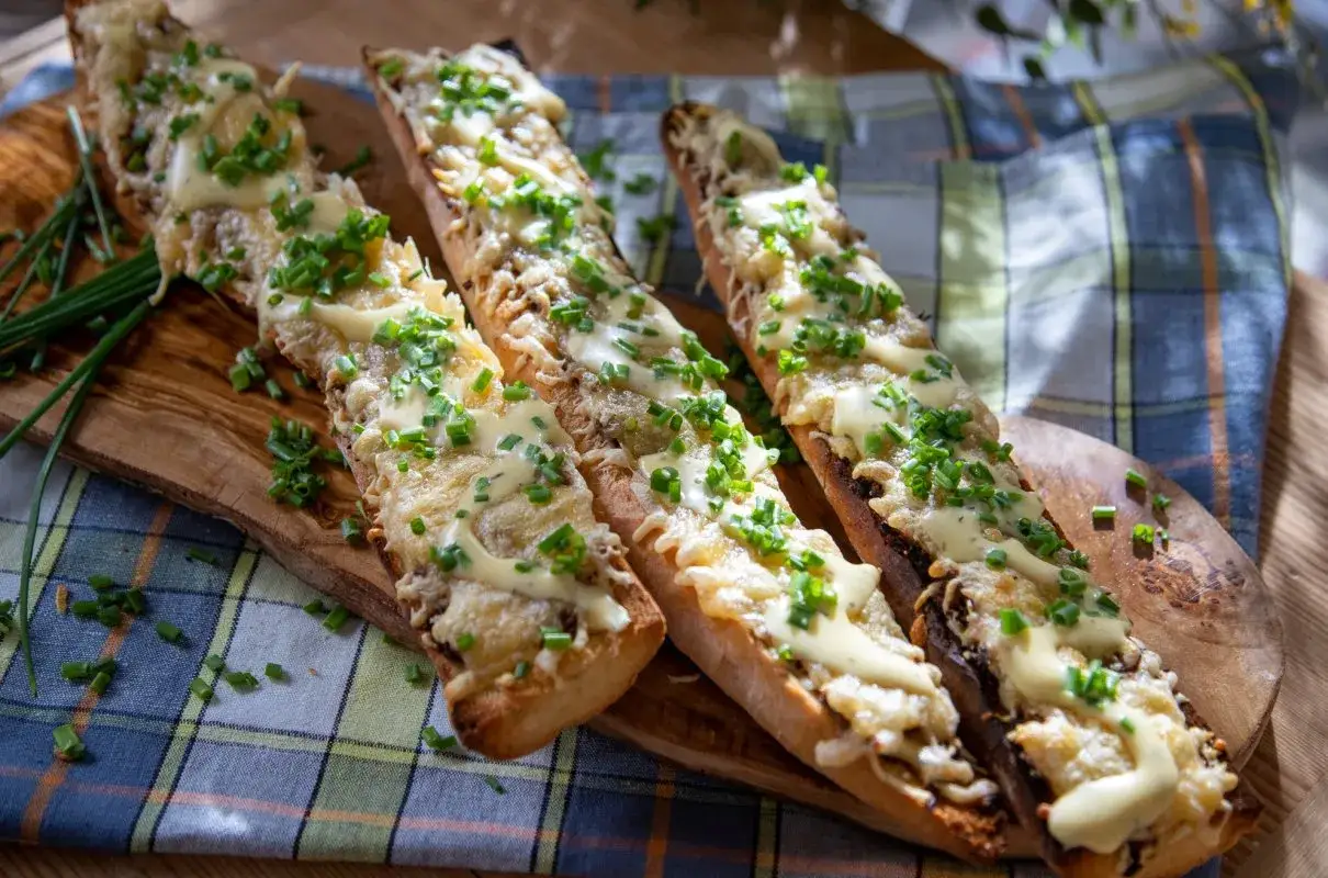 Zapiekanka z pieczarkami i serem na bagietce