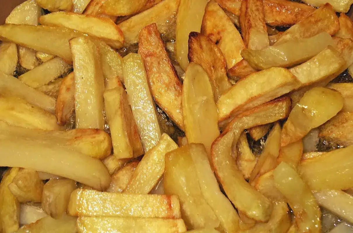 Przygotowanie patelni do smażenia frytek