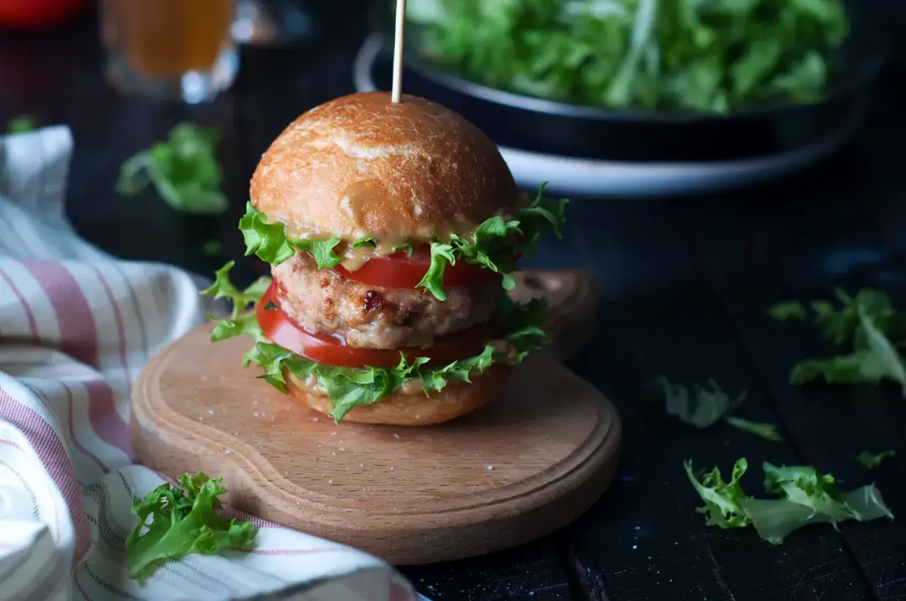 Domowy burger vs restauracyjny