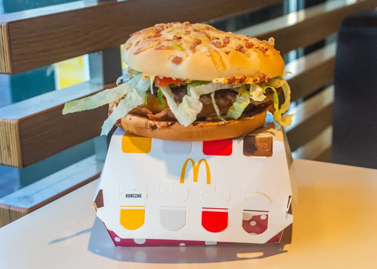 Burger drwala do kiedy? Pyszny, soczysty burger z chrupiącym bekonem i świeżą sałatą, gotowy do zjedzenia.