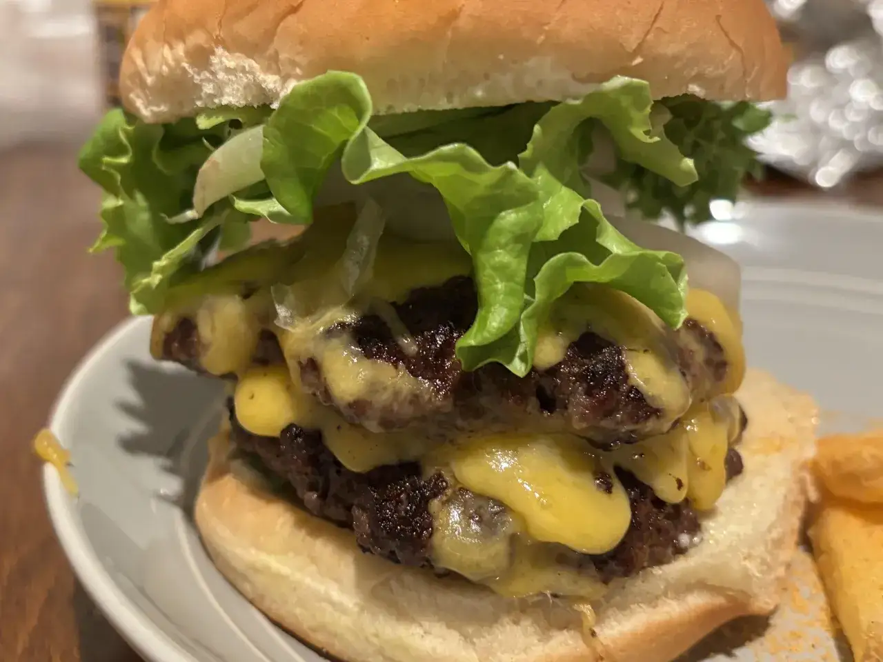smażenie burgera na patelni żeliwnej