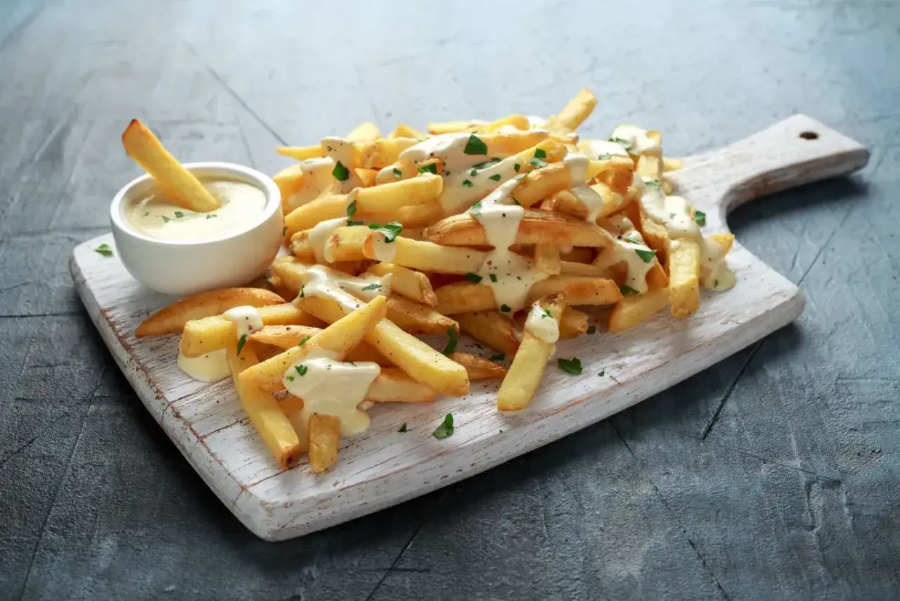Frytki belgijskie na papierze z sosem