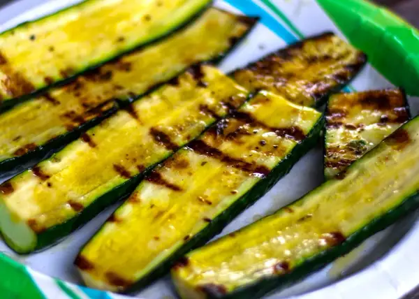 Cukinia z grilla: Przepis na perfekcję i 5 marynat!