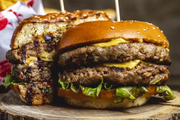 Domowy burger wołowy: Sekret soczystości i smaku. Zrób to sam!
